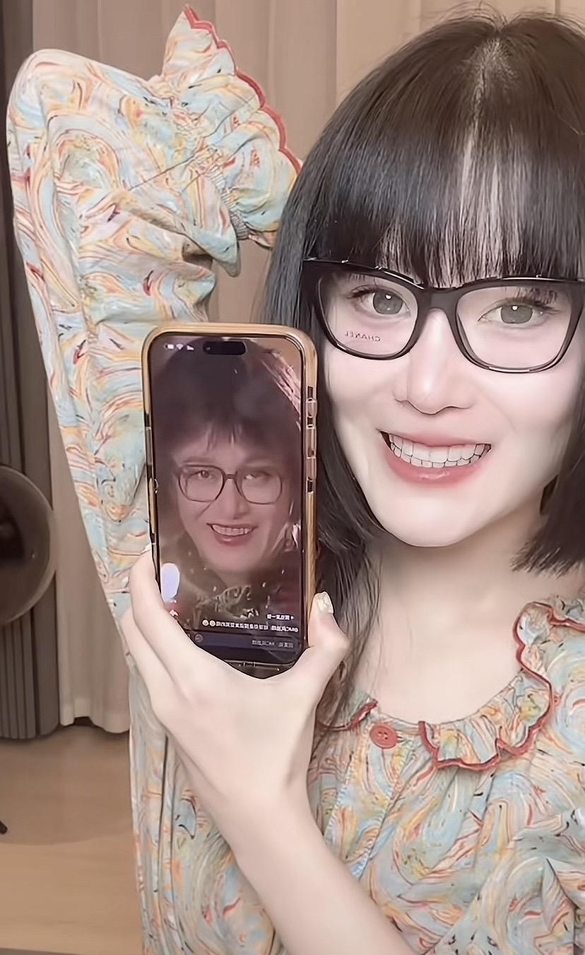 球球新剪的发型，网友说和她爸赵本山男扮男装的角色一模一样，大家觉得像吗？
不知道