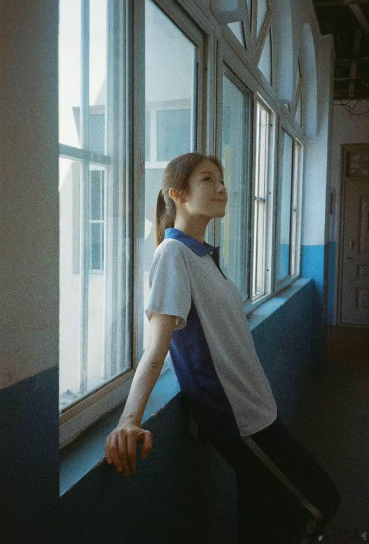 钱三一说等余周周下课满满青春回忆杀，一身校服梦回年少跨越剧集双向羁绊深入人心温柔