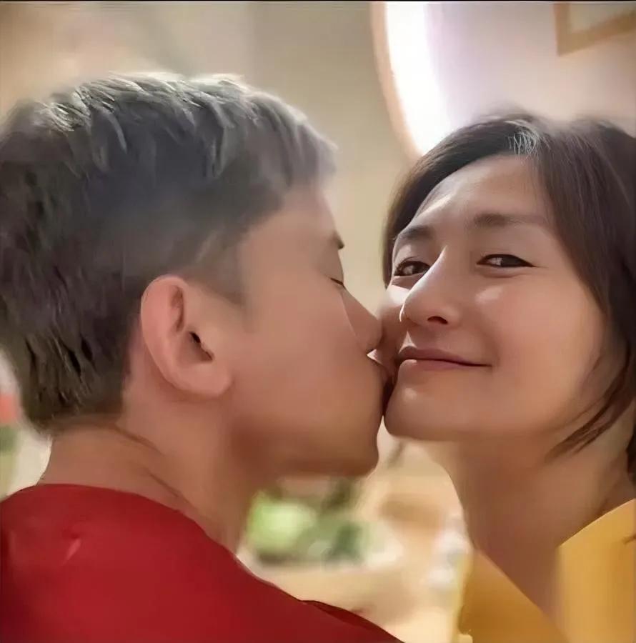 谢娜这次真的栽得有点冤。

本来想替张杰出头讨公道，

结果把“压箱底的人”炸出