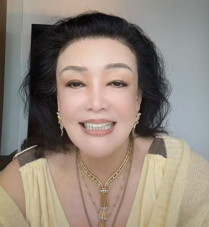 张兰直播笑得见牙不见眼，当着一万多人喊刚出生的孙子“小马驹”。
这句调侃瞬间点燃