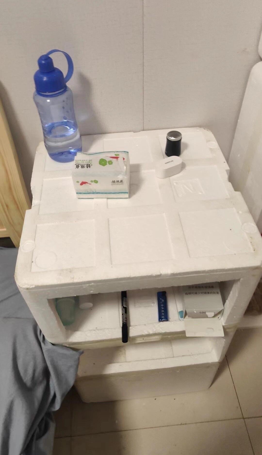 这床头柜 真就挺潮的 ​ ​​​