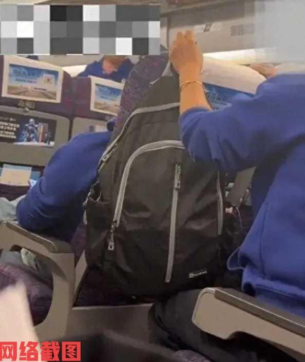 这高铁车厢又出一幕大妈开启演唱会。

在高铁车厢内大妈们也是兴致勃勃，不停唱不停