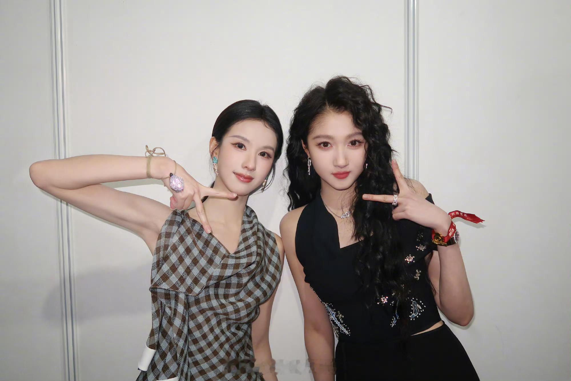 关晓彤陈都灵合影关晓彤陈都灵比耶合照，梦回《左耳》了 