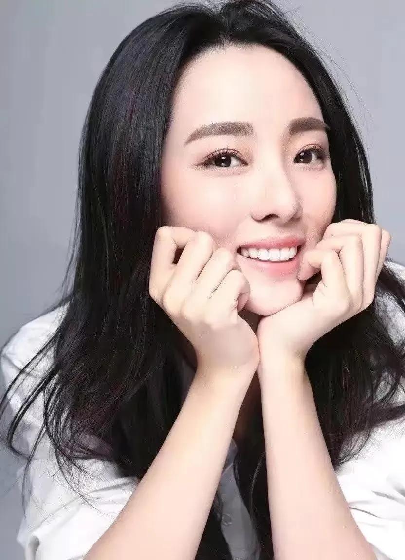 李思思是一位中国女演员，她的出色表现和坚定的毅力让人们对她印象深刻。虽然她在演艺