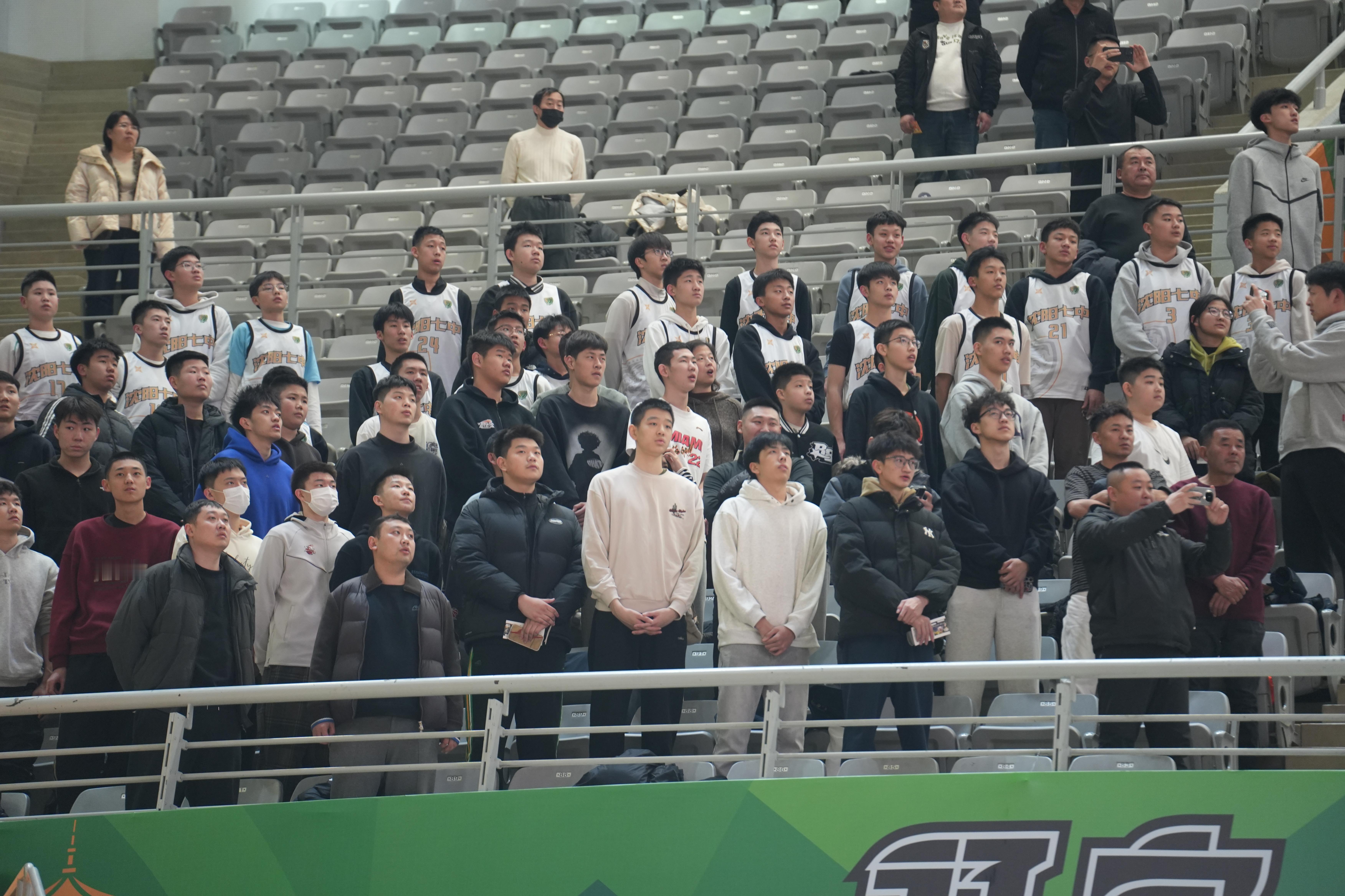 立足当下，着眼未来！今天辽宁青年队二、三、四队的球员现场观看了辽篮对阵广厦的比赛