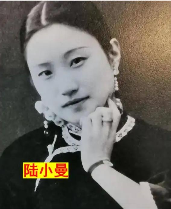 1965年，陆小曼去世。翁香光前来料理后事，见四下无人，她解开陆小曼的衣扣，讥讽