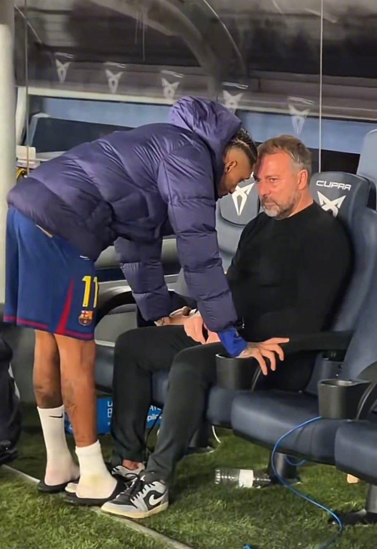 汉西·弗里克：“赛后拉菲尼亚跟我说了什么？我不知道该不该说... 但他说的跟我之