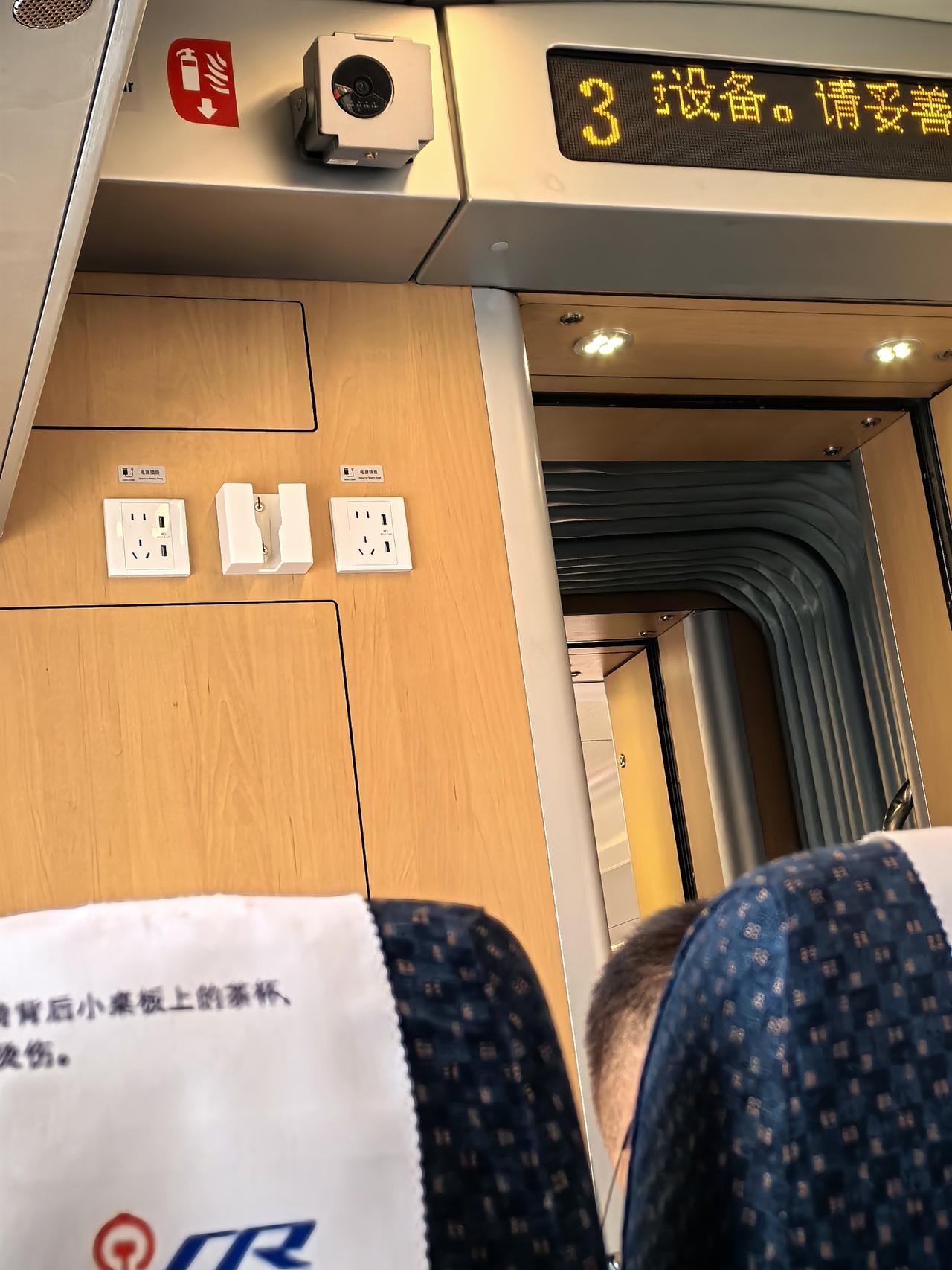 春日生活打卡季厦门出发的这趟高铁🚄，设施比较陈旧，应该是较早起的一批高铁吧，座