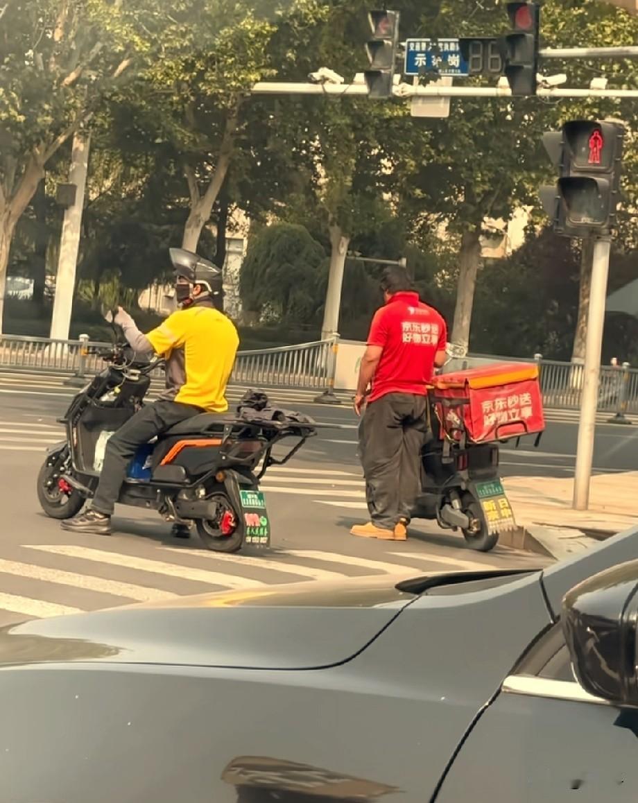 没有对比，就找不到差距。这么看，东哥的队伍还是不一样滴……
红骑士，一个人也要干