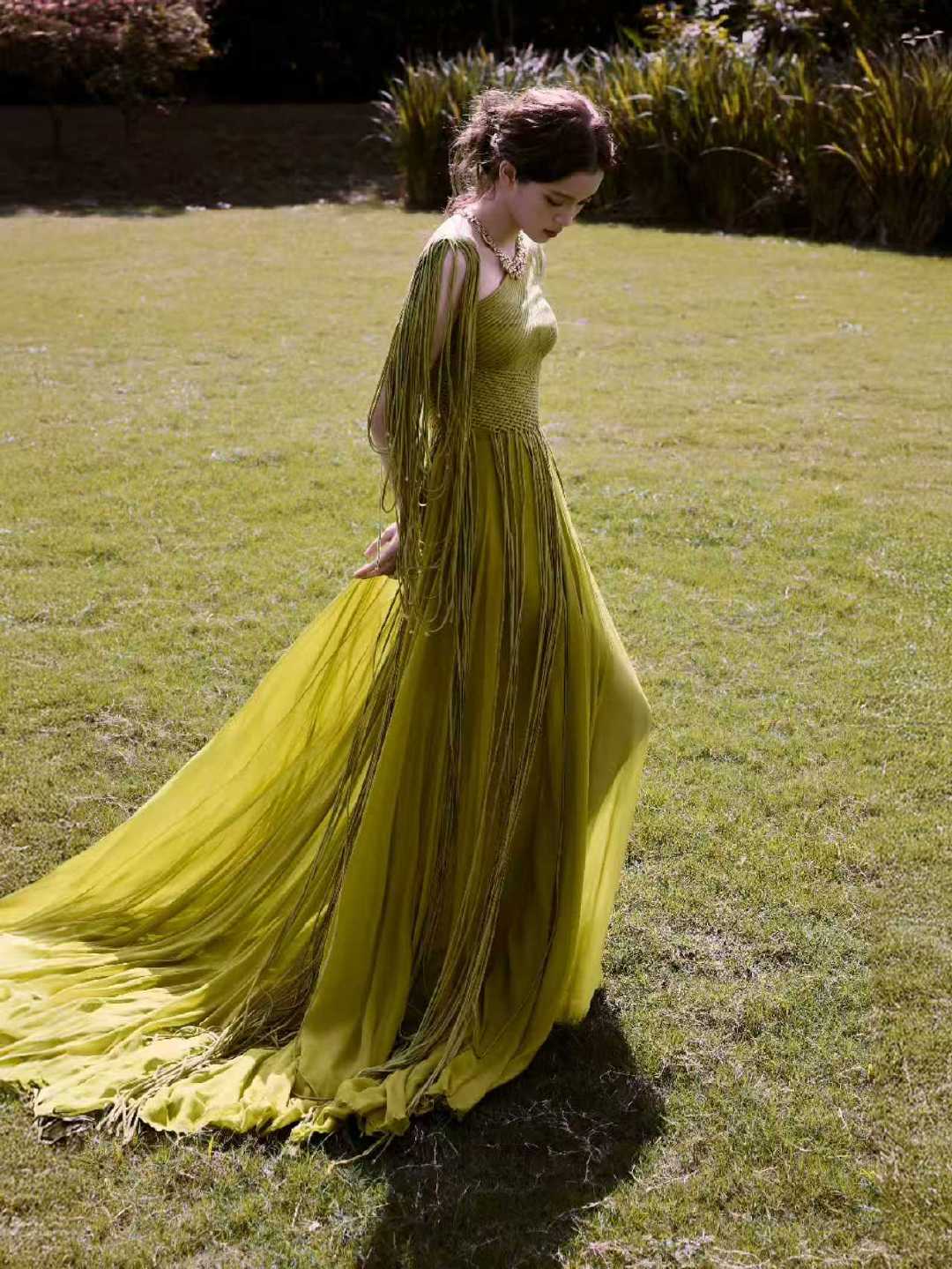 欧阳娜娜绿色拖尾欧阳娜娜绿色凋零系 绿色系代表，好看到眼睛无处安放 ​​​