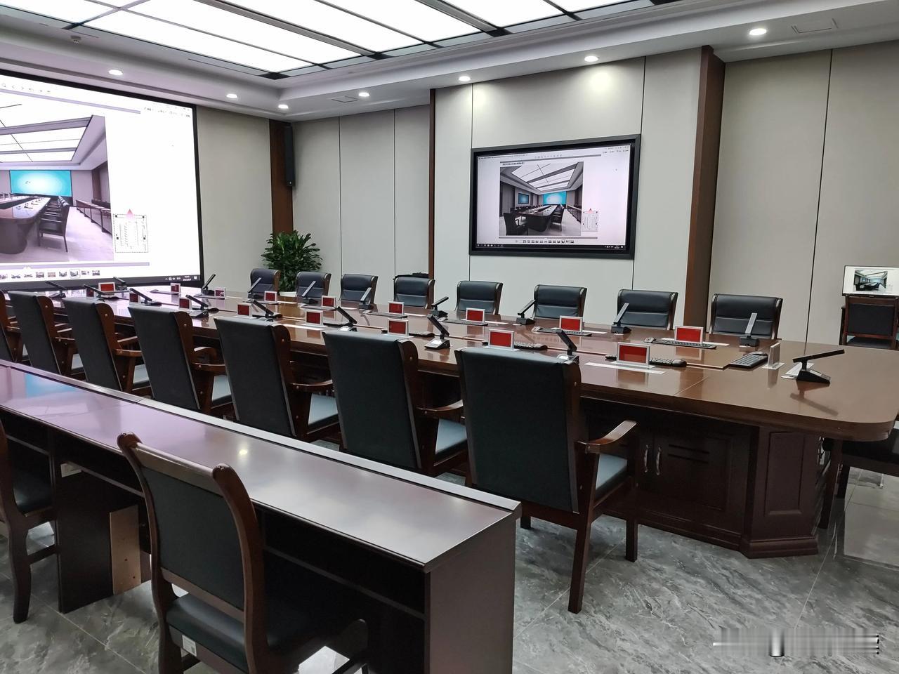 前阵子我外甥来家里写作业，电视开着，正好播一个新闻发布会。小家伙抬头看了一眼，说