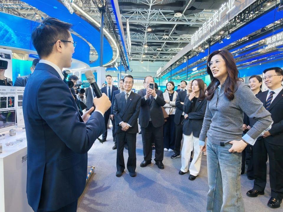 郑丽文此行的最大收获是，访问最后一天，大陆公布对台十大政策！郑丽文以独特身份收获