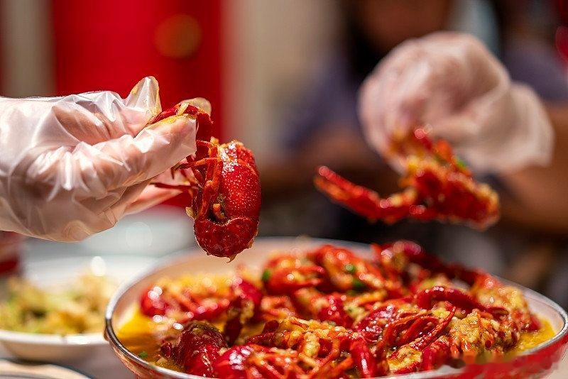 小龙虾已经跌到八九块1斤了每年一入夏，我就总惦记着那一口小龙虾，可往年刚上市时，