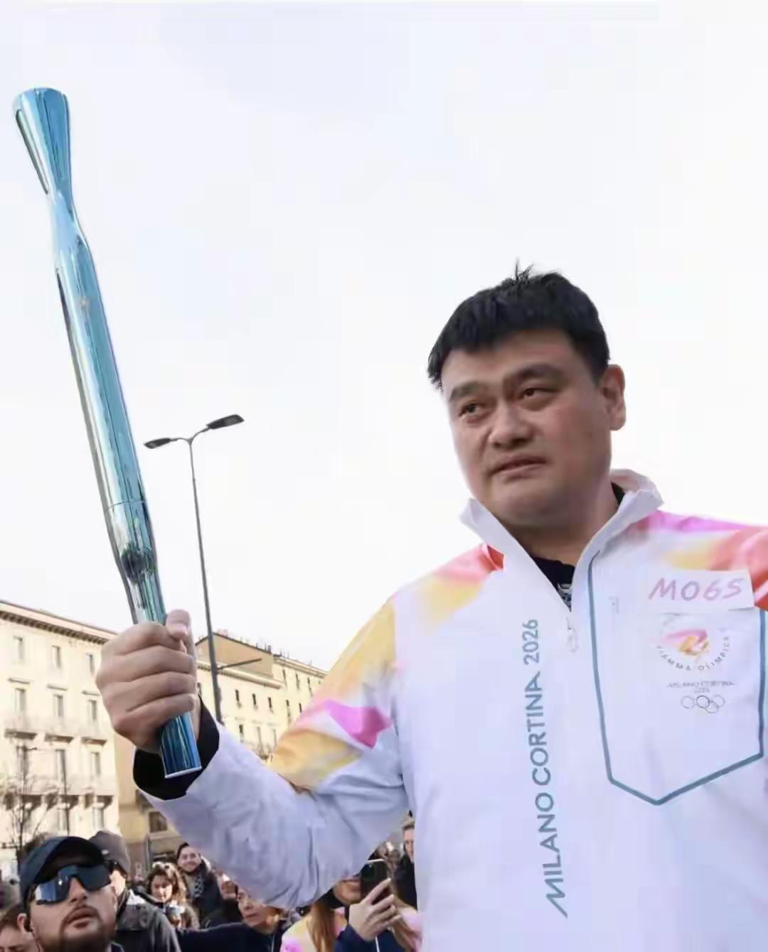 “从夏到冬，圆满了。”这是姚明的真心感慨。
          这段故事生动地展