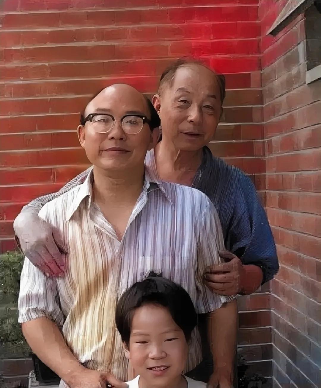 70年代，张学良祖孙三代，一张罕见的留影，照片中穿着格子衬衫，戴着眼镜的男子名字