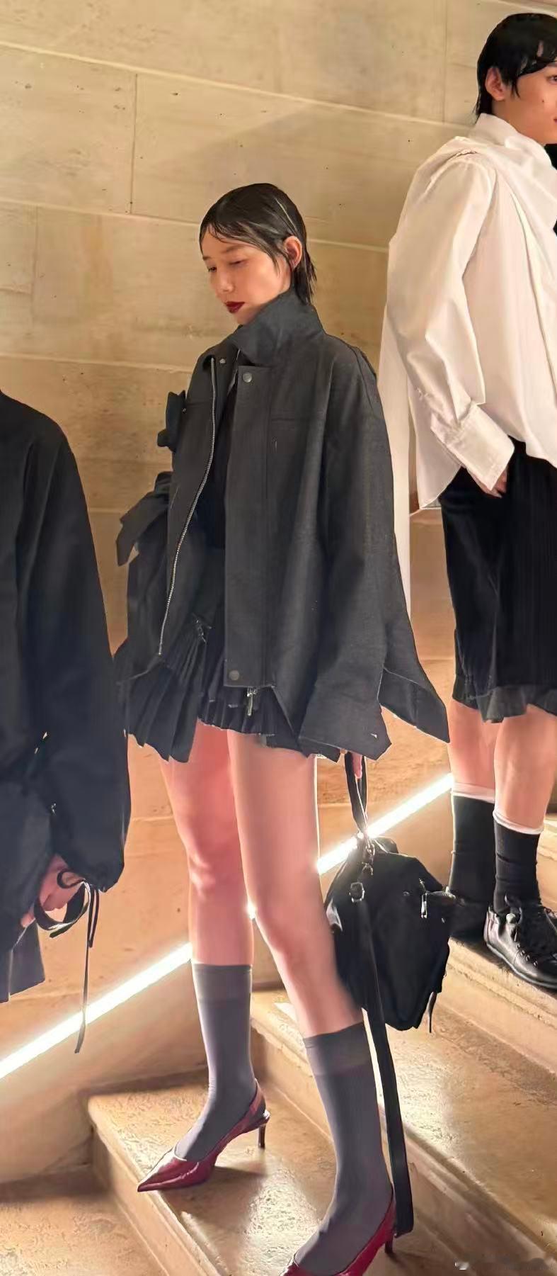 李斯丹妮巴黎走秀李斯丹妮首次时装周走秀首次登上巴黎时装周舞台，亮相FENG CH