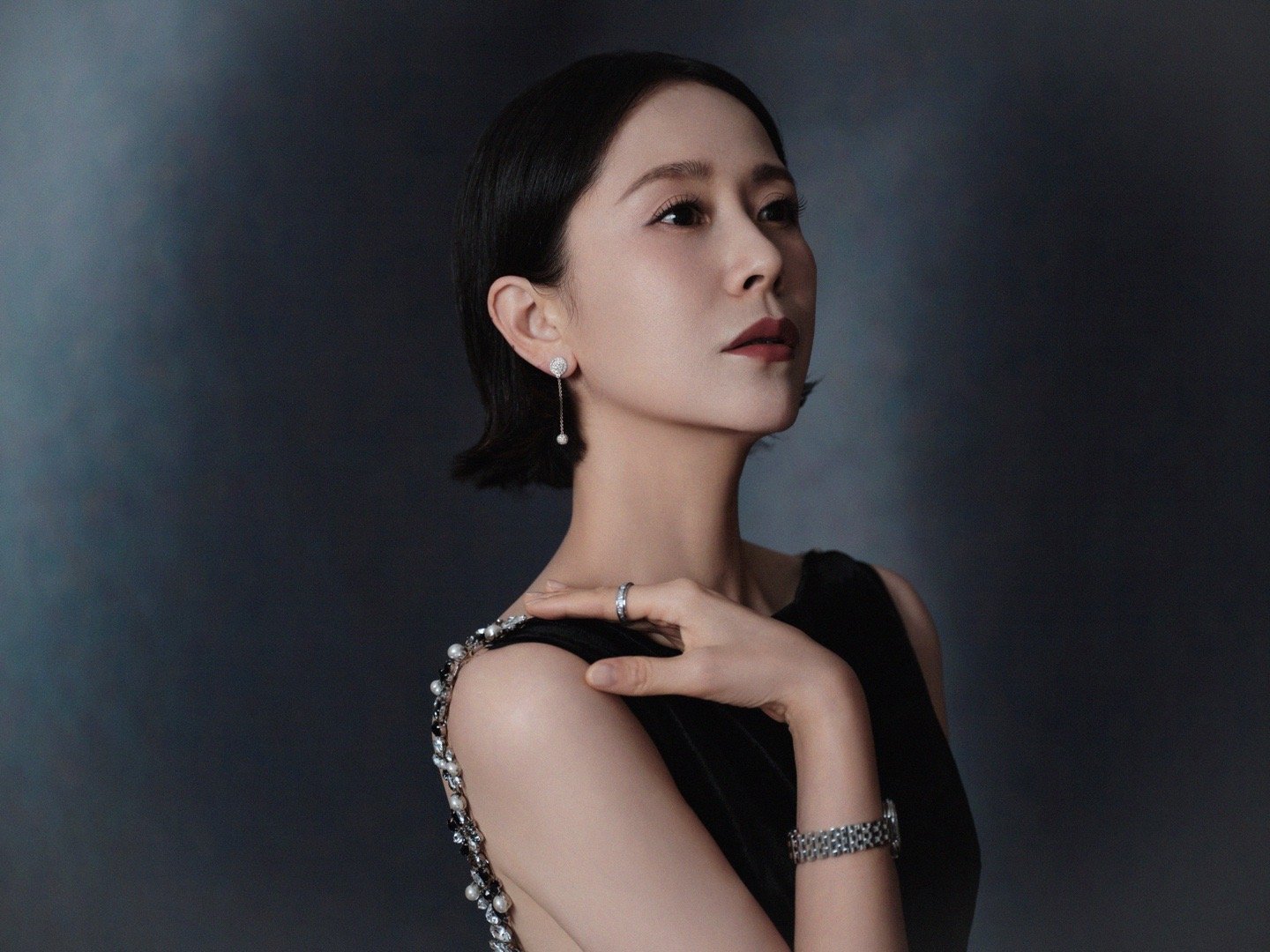身着Geyanna Youness黑色鱼尾礼服亮相2025上合组织国家电影节开幕