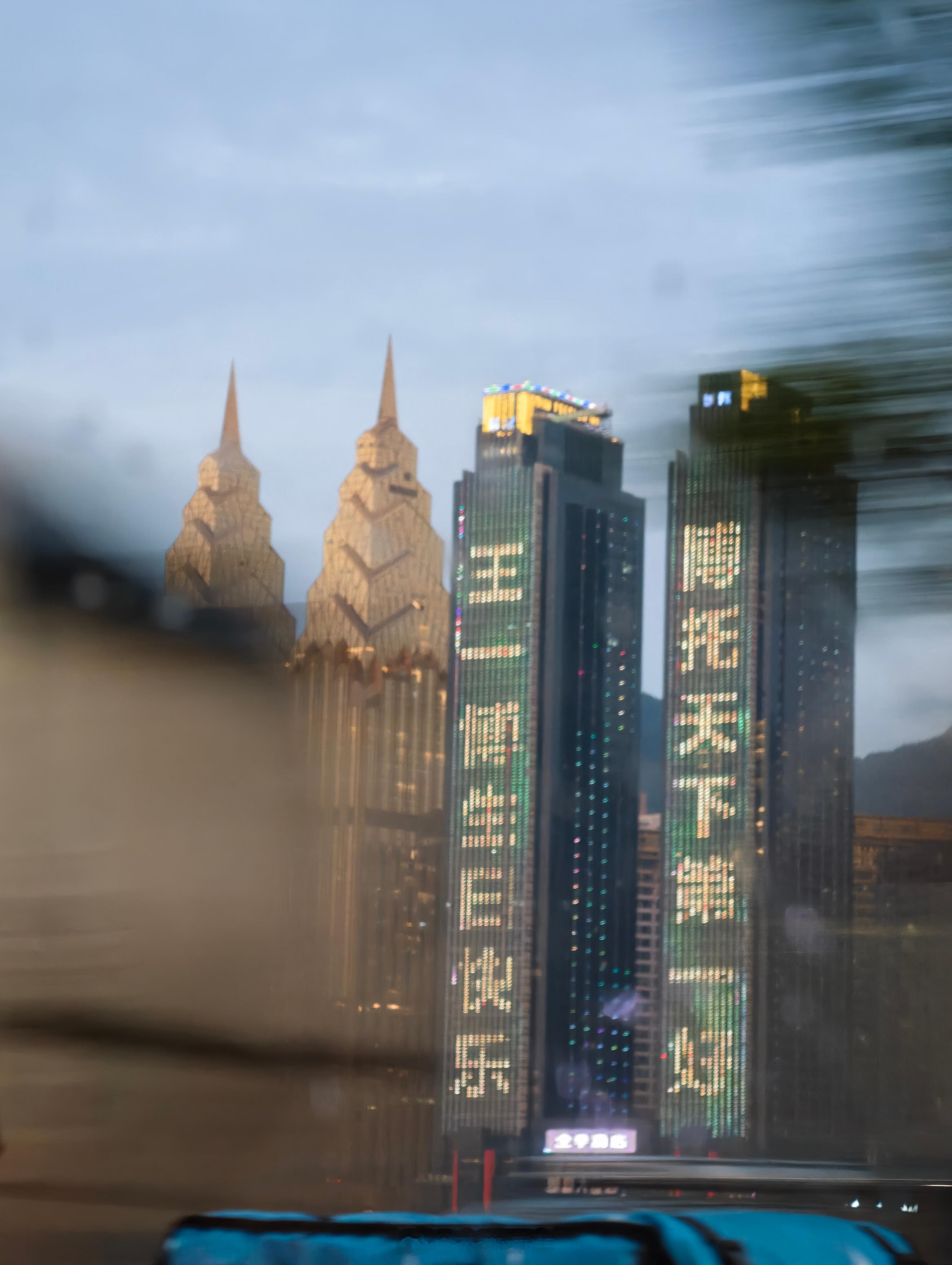 6啊  这……买下重庆最耀眼广告位，为王一博庆生王一博 重庆