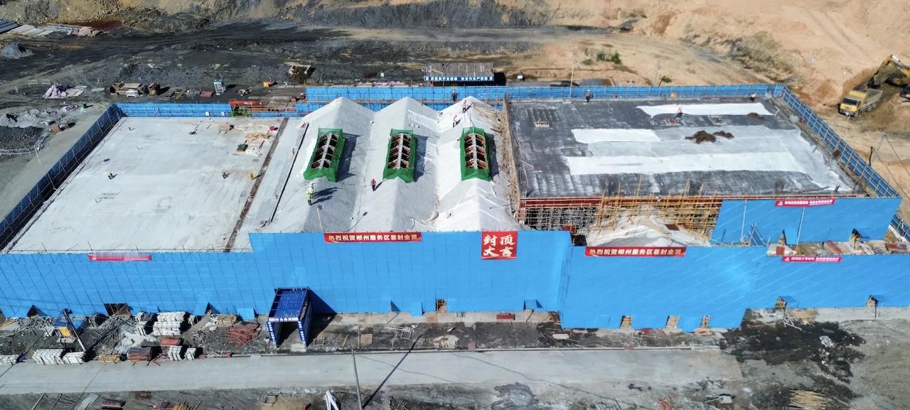 近日，G4京港澳高速公路耒阳至宜章段改扩建工程郴州服务区西区综合楼顺利完成主体结