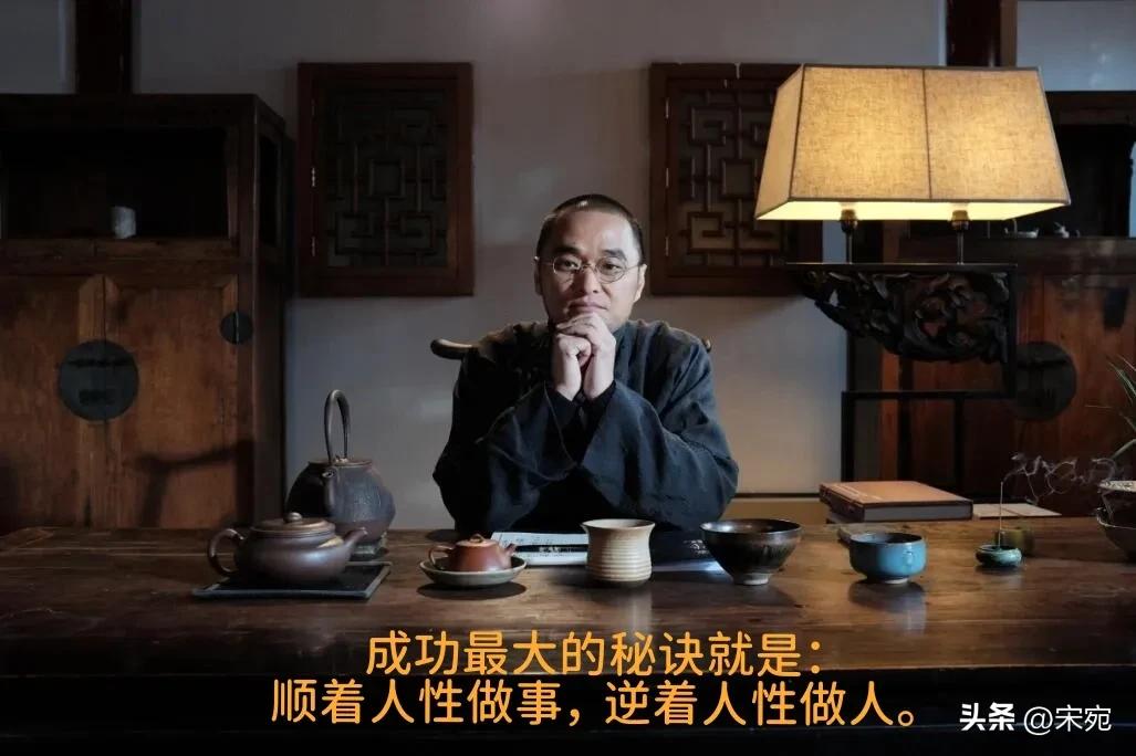 2014年，冯唐正在家中泡茶，随身佩戴多年的古玉突然碎掉，一种不详的预感涌上心头