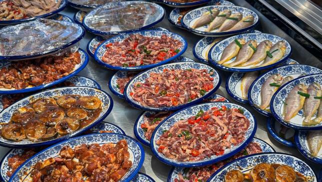 近日，一个叫“干蒸菜”的品类以燎原之势席卷全国，又以雪崩的速度迅速坍塌。它的故事