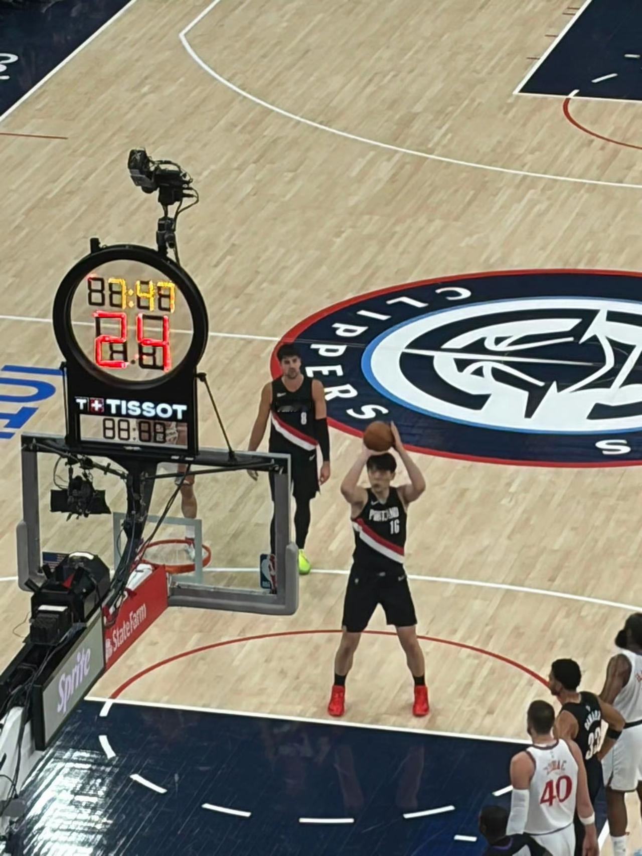 杨瀚森生涯第三战打了4分20秒，2分1篮板1犯规，三分1中0，罚球2中2。出场时