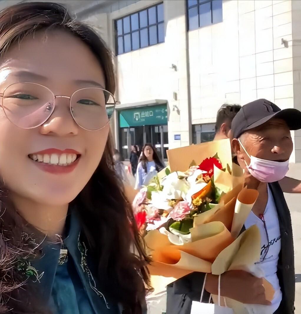 2018年，一山西姑娘，在北京地铁站为一陌生老人指路，并给了100多元现金。哪料