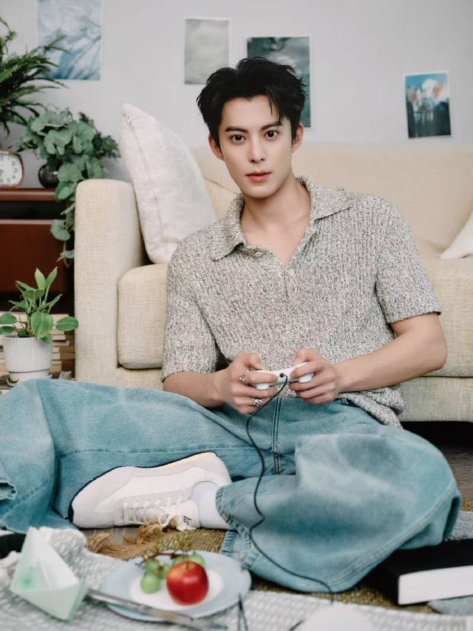 【明星】王鹤棣 午后营业大片，浅灰棉麻混纺短袖搭配蓝色牛仔裤，居家男友上线，随性