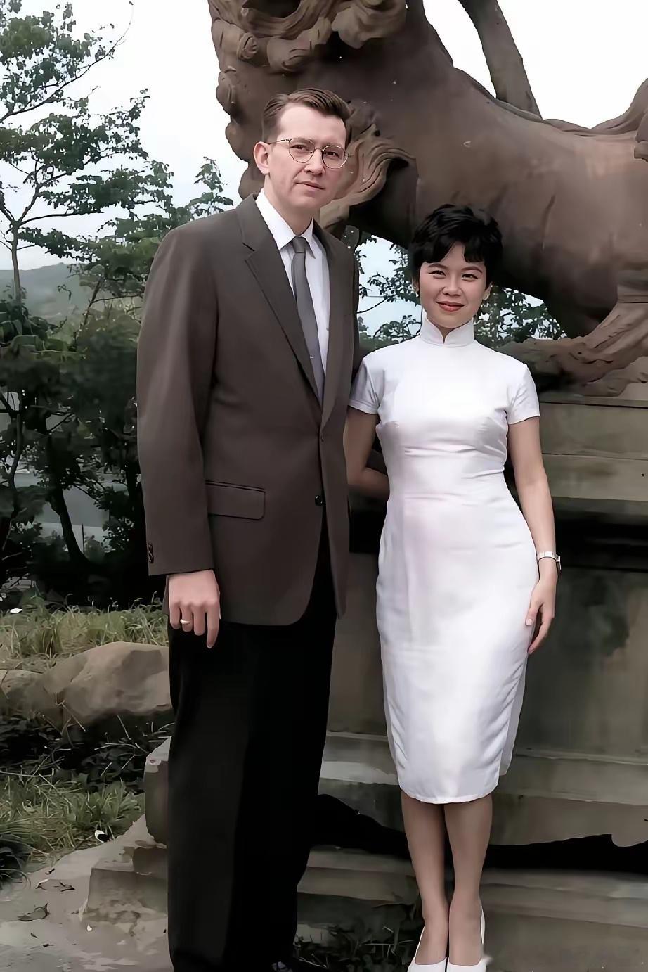 60年代，费翔的父母的一张合照，怪不得费翔那么帅，他爸妈本身就很好看 ​​​