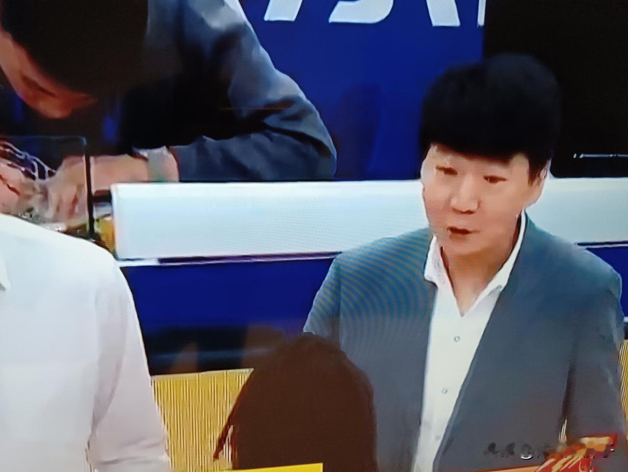 邱彪上赛季看着还想干点事，这赛季好像要把山东男篮往歪理整了。如果不及时换邱彪 ，