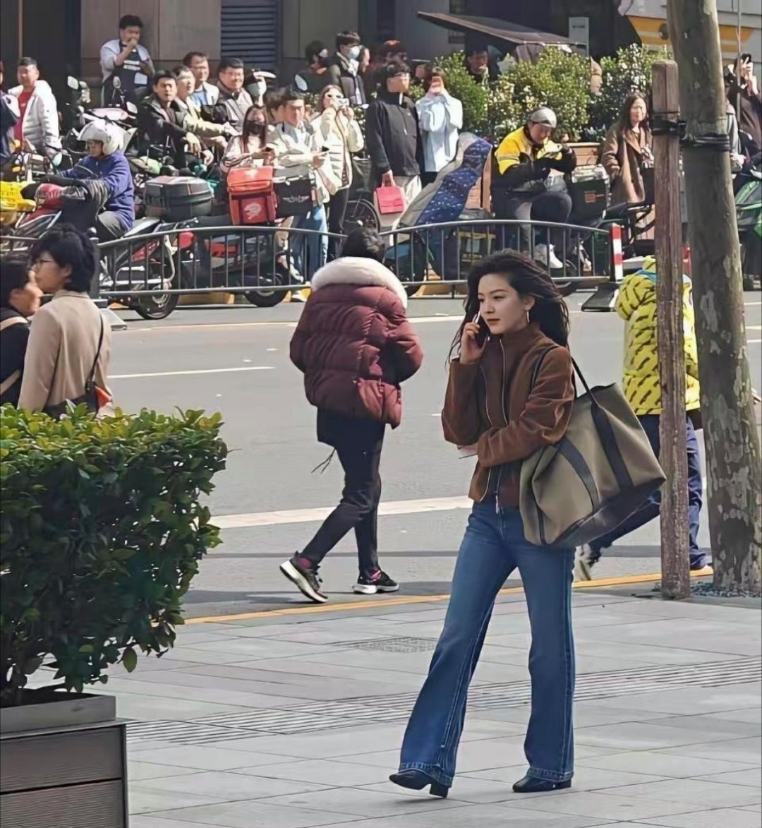 偶遇章若楠就懂了，明星的淡颜在现实中的冲击力有多大 