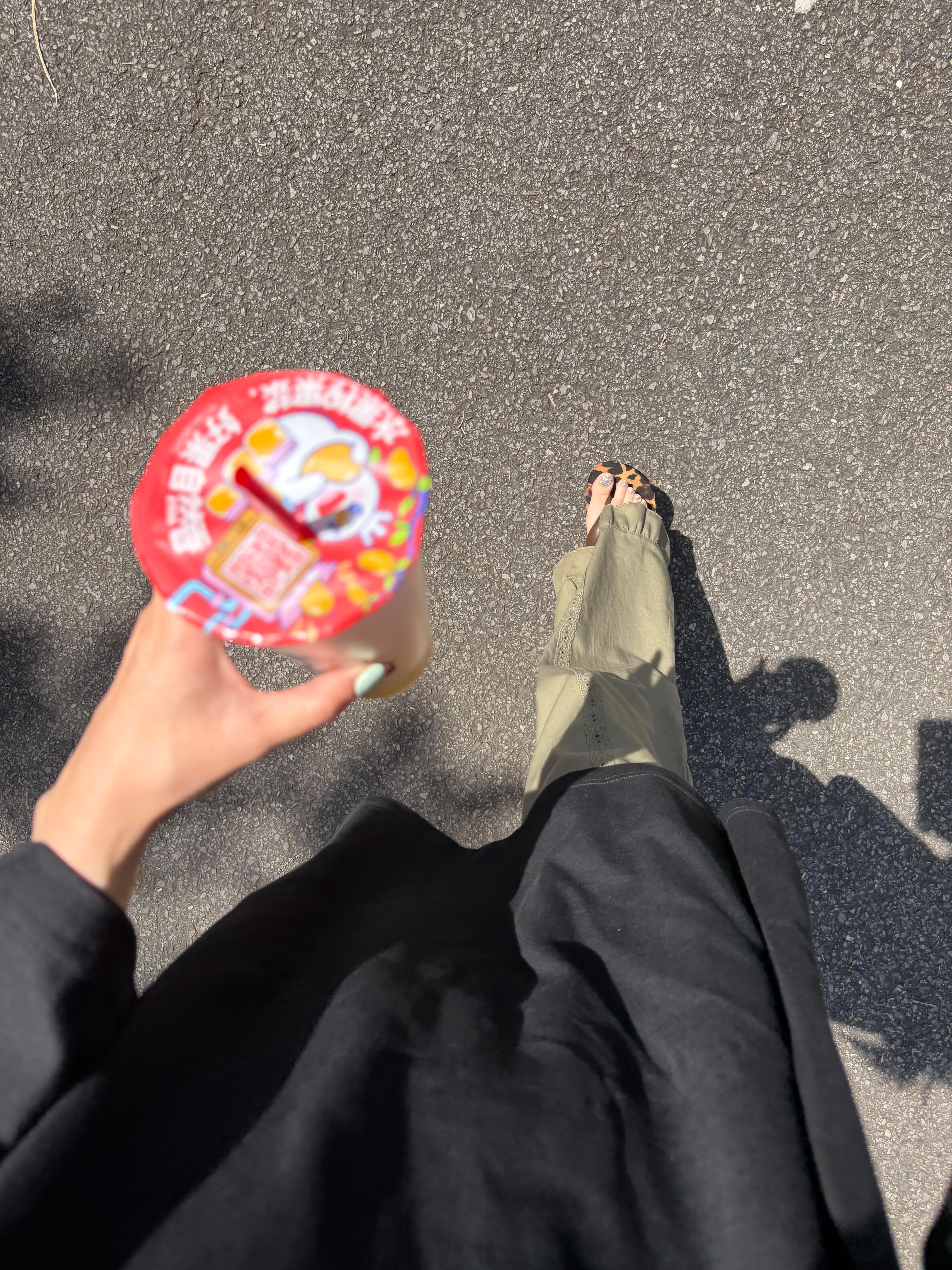 已经不是普通牛马了,是汗血宝马,那么热的天,依然按时出门,当牛做马赚血汗钱。 