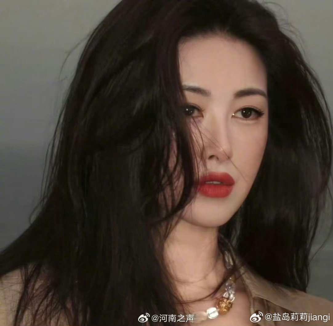 朱珠好绝的妈咪气质朱珠这妈咪气质也太绝了吧！一颦一笑都戳我心巴，美到失语啊！