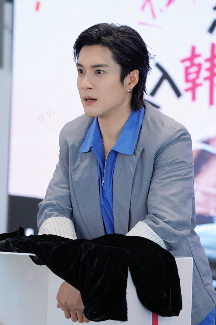韩东君搞怪四连拍韩东君满30减10岁 韩东君是不是偷偷报名了什么年龄满减活动？满