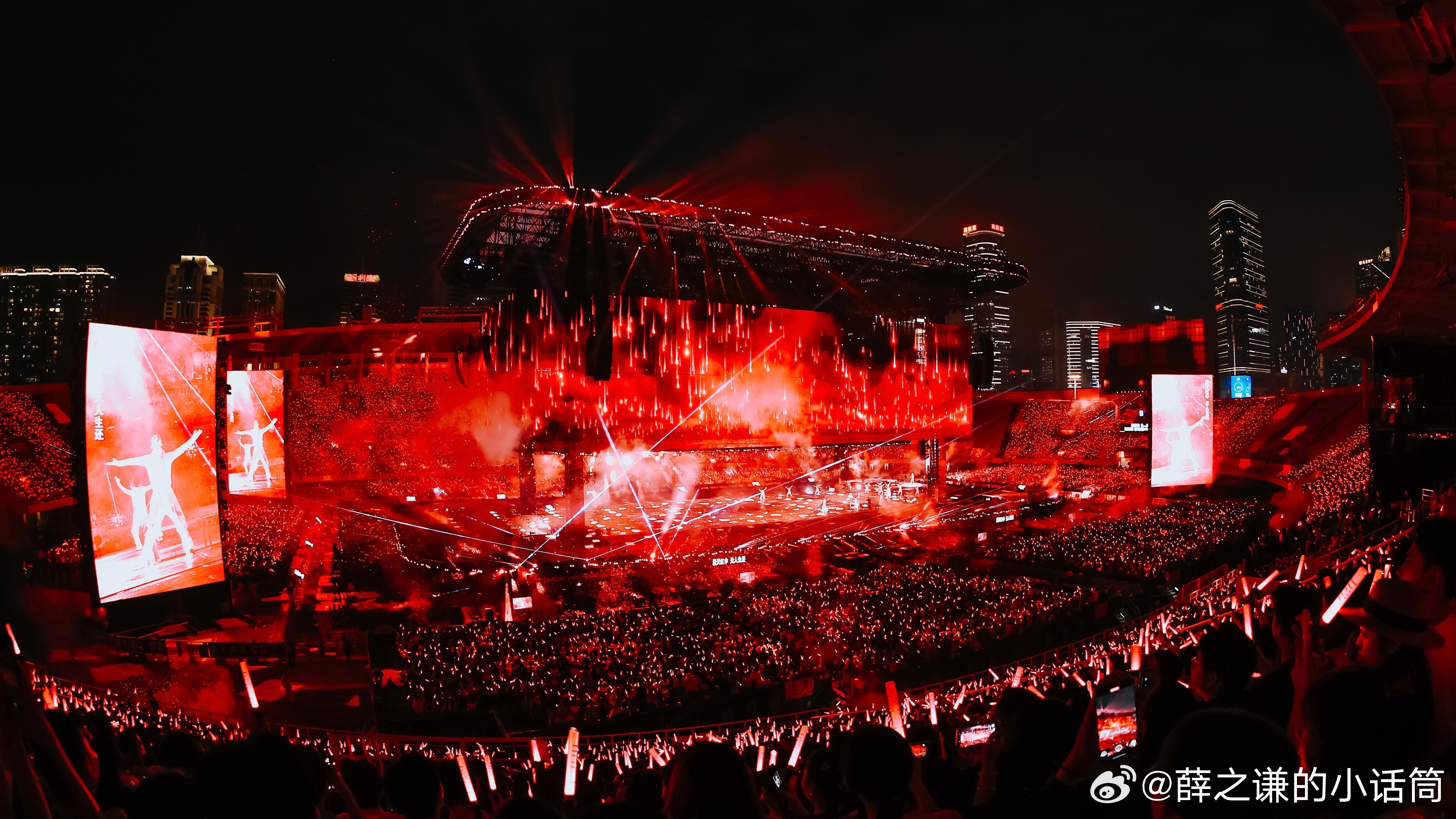 薛之谦四面台舞美要考博嘛华语四面台天花板当属薛之谦！超大体量舞台搭配千组激光矩阵