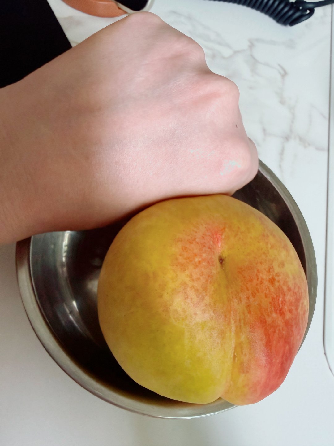 超大黄桃一枚，个头快赶上我的手掌了，看着就甜滋滋🍑 