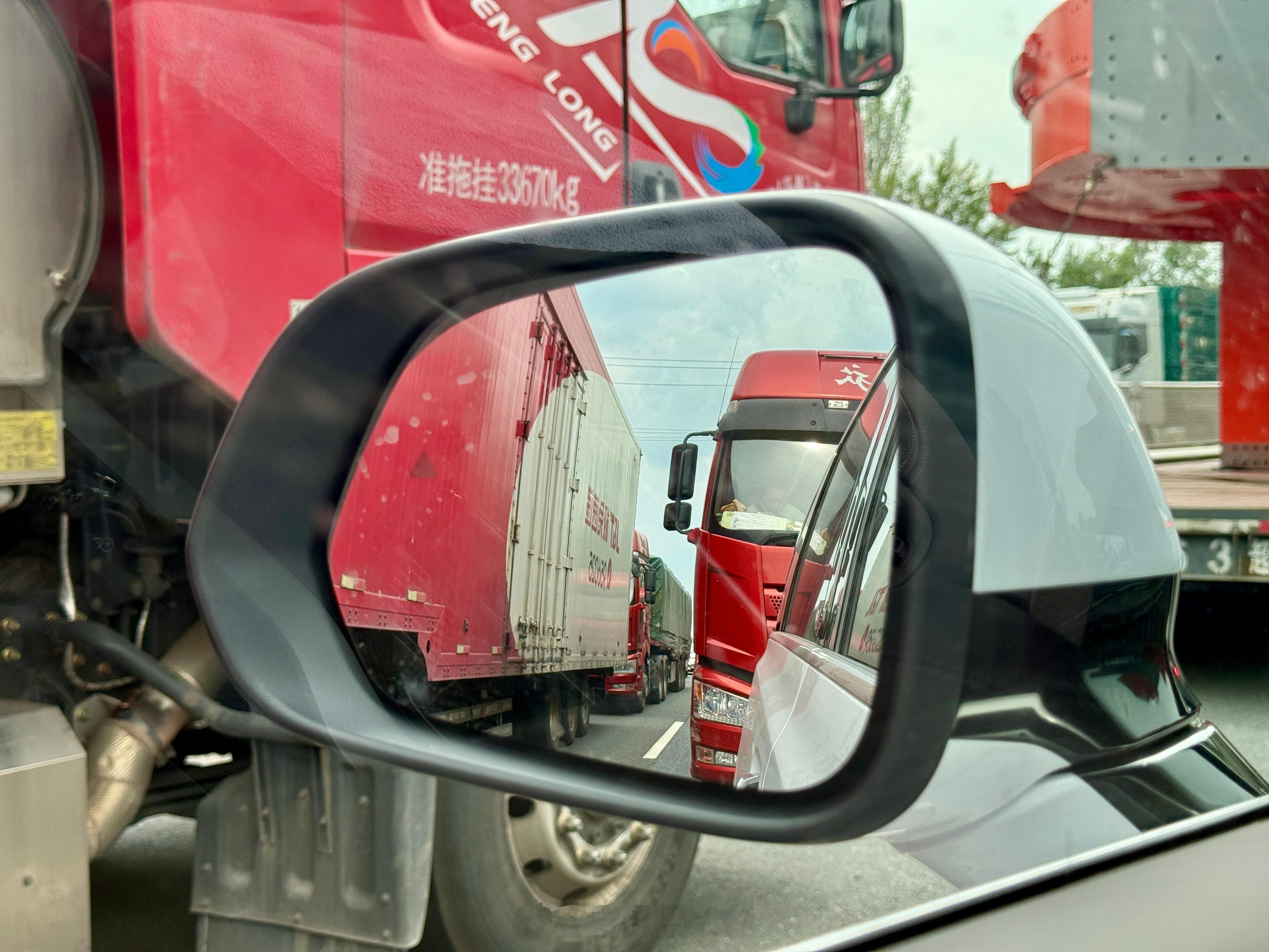进发宁夏中卫……然青银高速靖边段大堵车，个把小时不动了[doge] ​​​