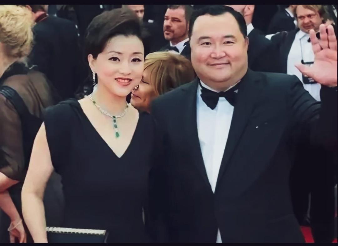 杨澜那么漂亮，老公无论是侧脸还是正脸都一般。