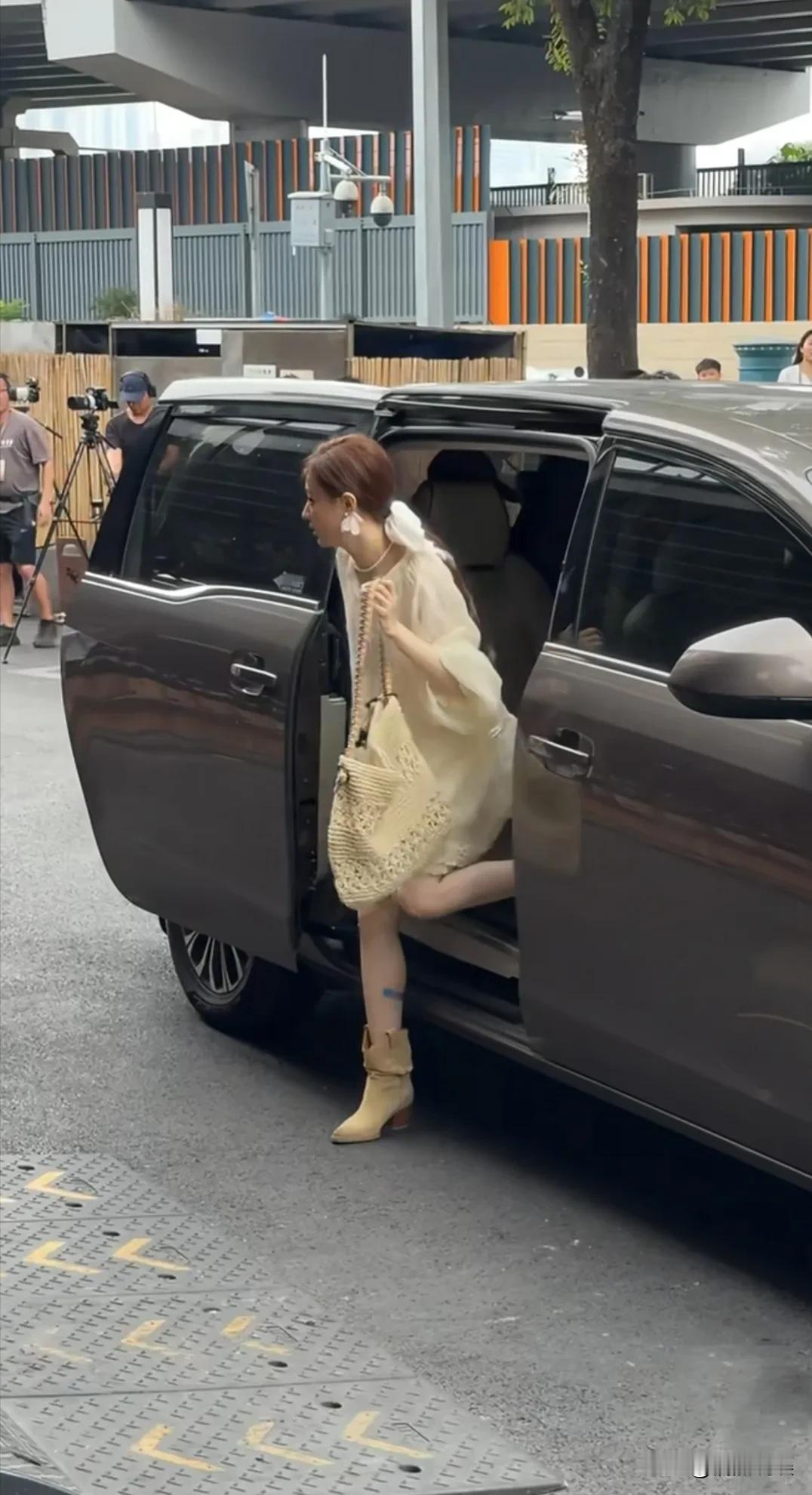 不愧是《甄嬛传》里最美的女人，真人比电视里还漂亮啊！
广州遇见大明星了，五官精致