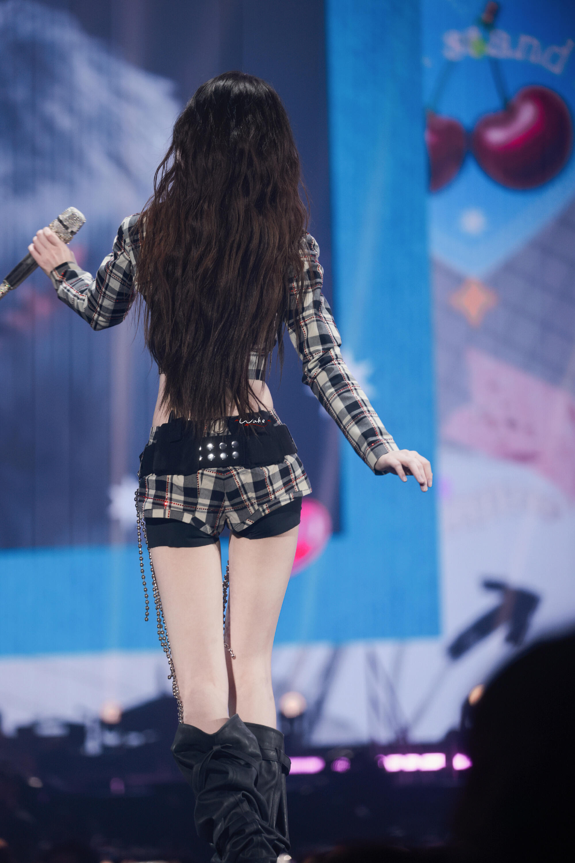 瘦下来的样子真的可以争一争五颜一了 我太吃她的颜了 一点也不无聊的五官和气质….