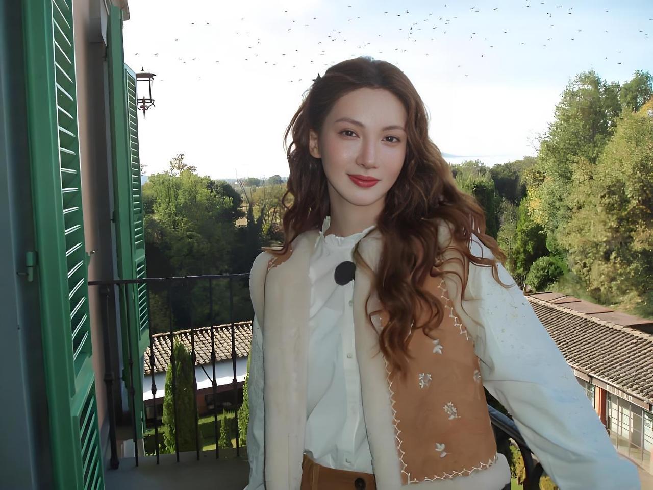 金晨涉交通事故逃逸、骗保。
1月29日，演员金晨被曝去年3月在绍兴驾车肇事，指使