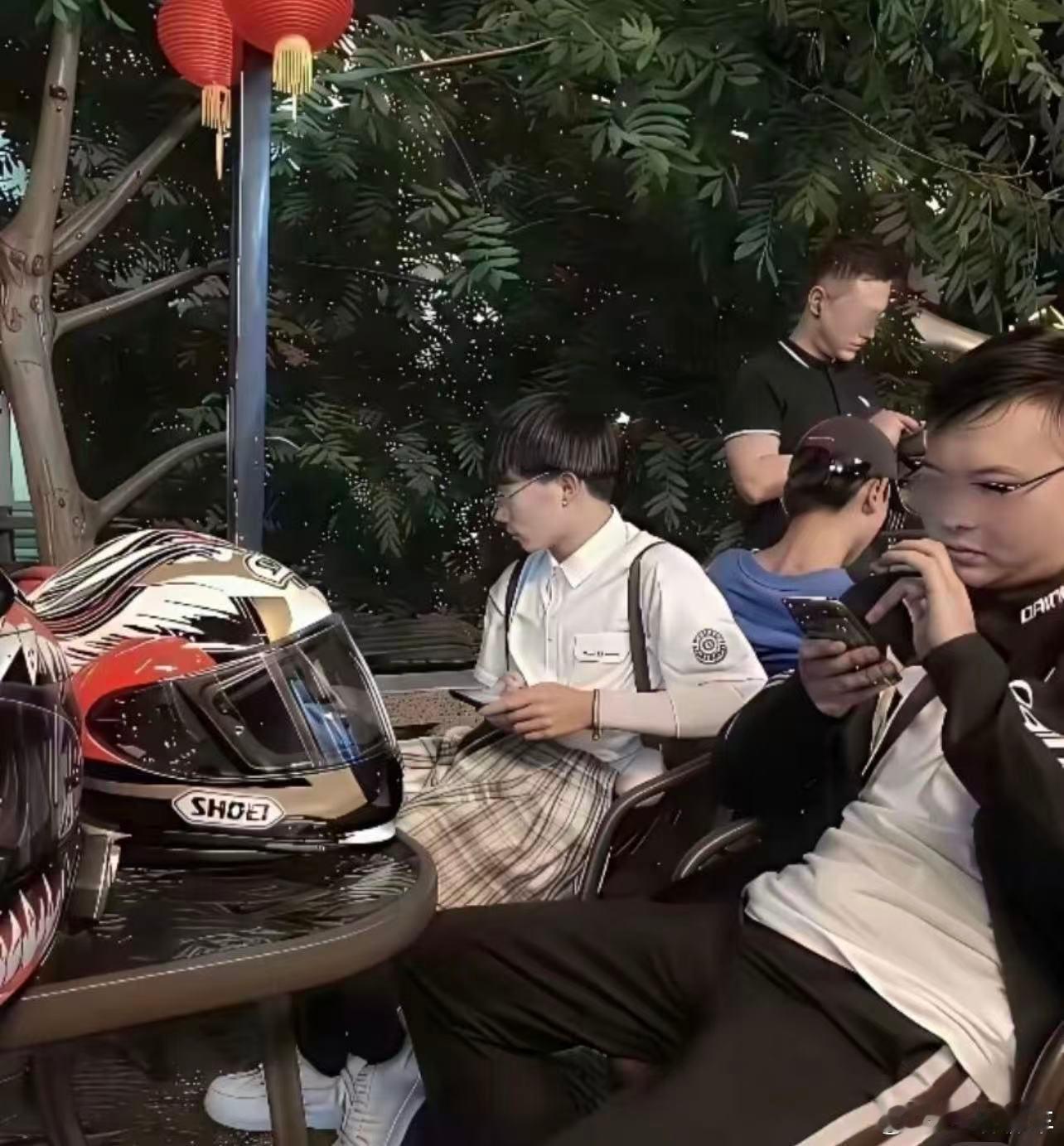 年轻的时候 这事儿我没少干 碰见女骑就特地骑慢点跟着 最后发现 大多数还是戴头盔