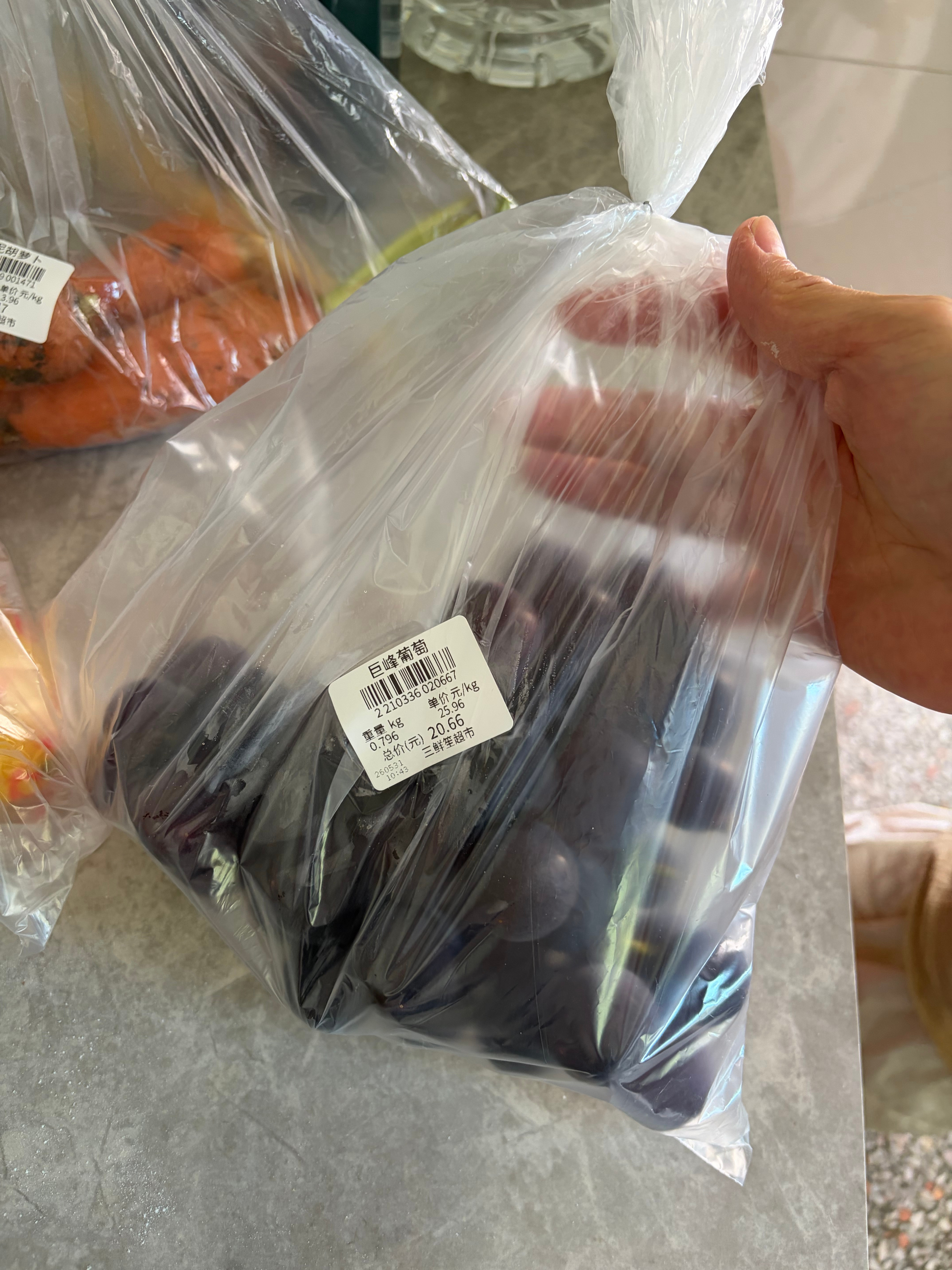 喜蛋阿姨每周都要停我门口观望一下那就买两个最喜欢超市里面的卖鱼区喜欢酸酸的巨峰