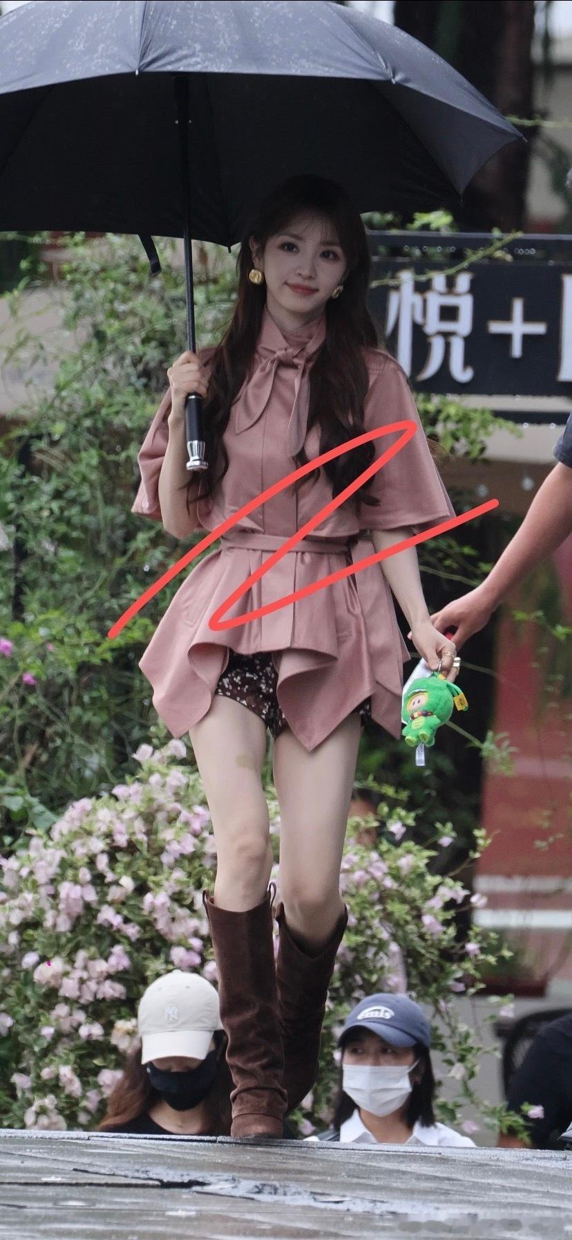 喔，小田今天新衣服，美死了[舔屏][舔屏] ​​​