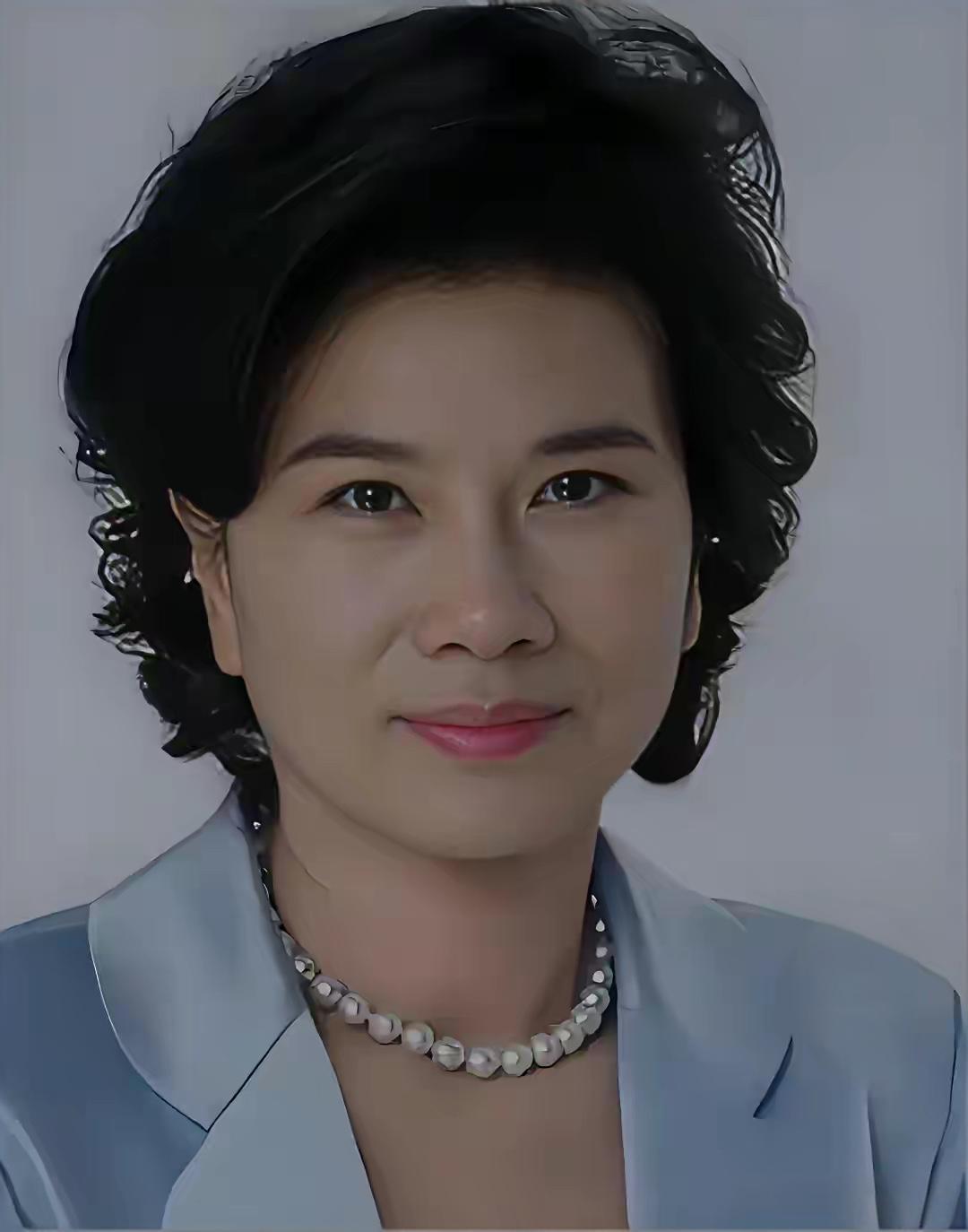 年轻时的董明珠还是非常漂亮的。
作为格力电器的核心领导者，董明珠长期致力于推动企