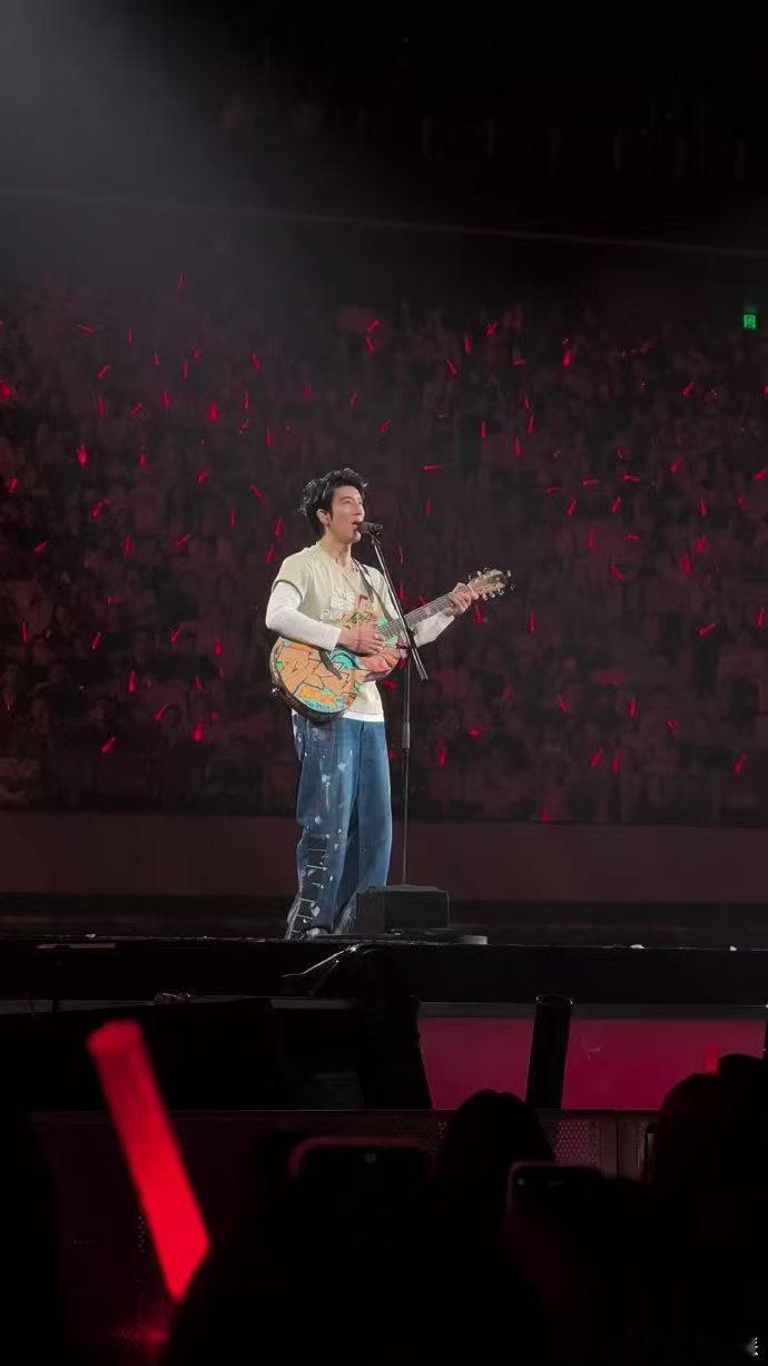 王力宏点歌也是从从容容游刃有余 王力宏演唱会点歌封神！随机点歌无缝衔接，抒情摇滚