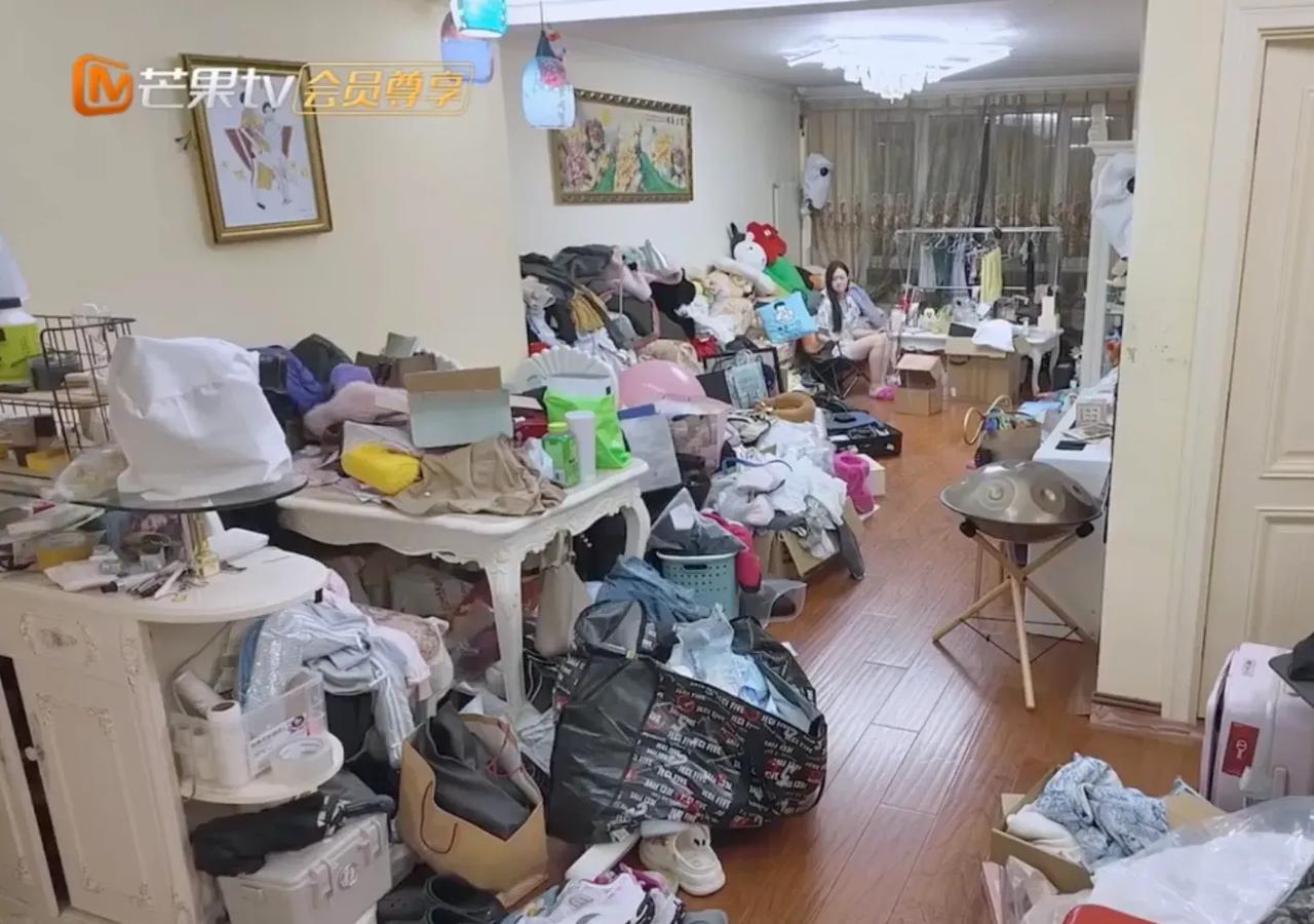 一直以为管乐大大咧咧的
没想到她生活中也那么随性
她的的居住环境，乱得让人震惊，