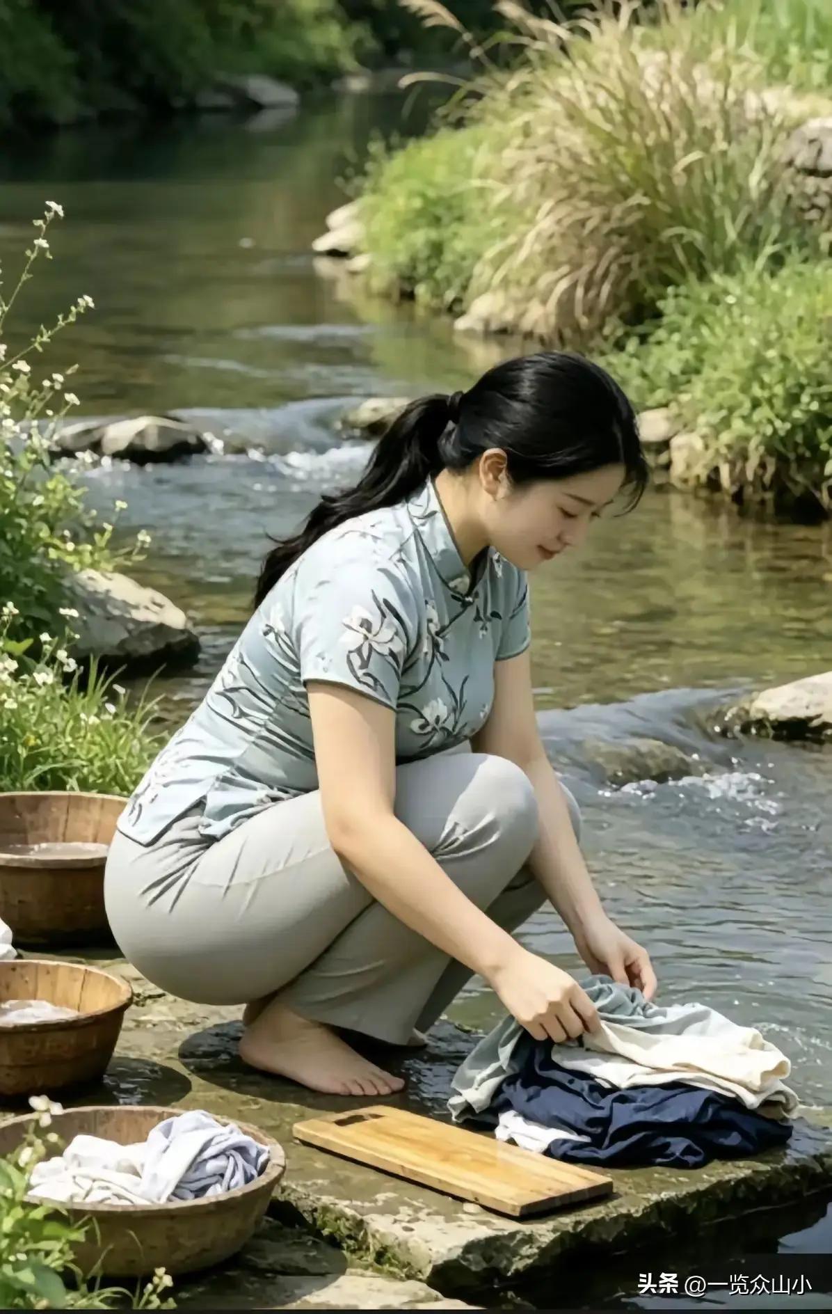 我小时侯洗衣服也是这样，背一包袱脏衣服跑十几里路到水沟去洗。那里是泉水，夏天冰凉