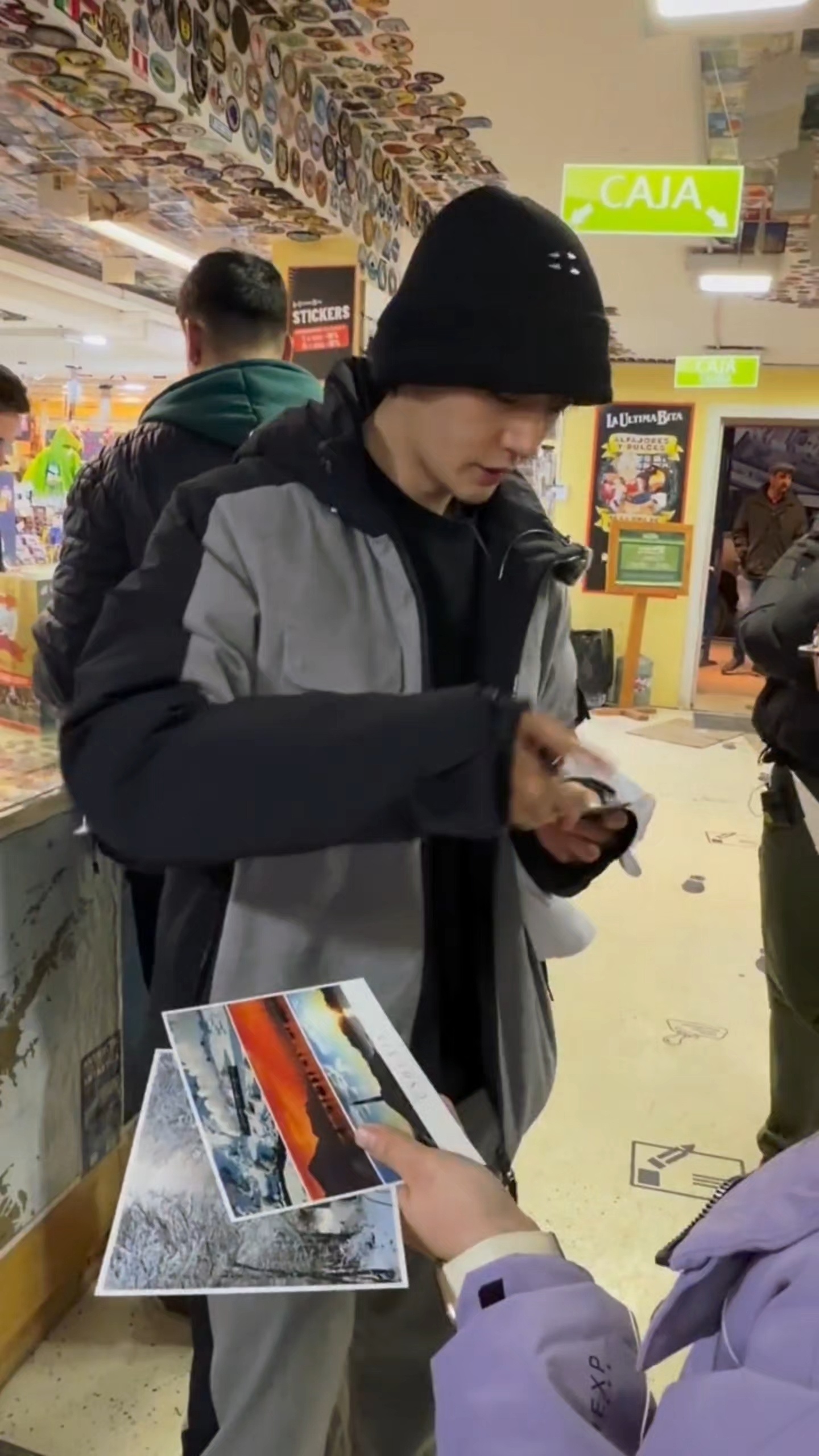 从来没看过边要邓为签名还边聊天的，真是活久见了 （哥哥好温柔好真诚，素颜也是个顶