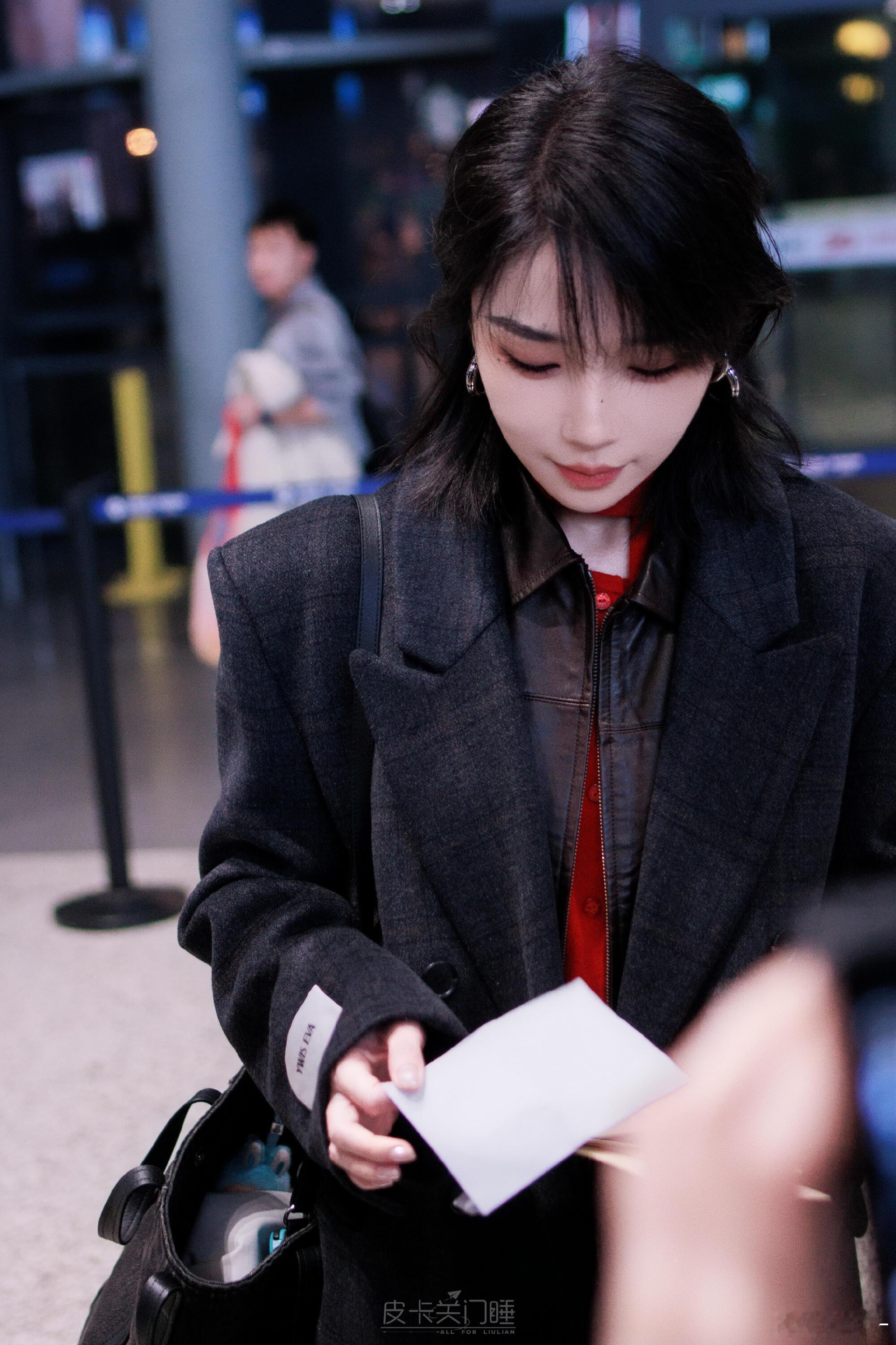 刘恋怎么参加晚会还要给观众背调对于细节控而言，刘恋的舞台是极致享受。从音准到互动